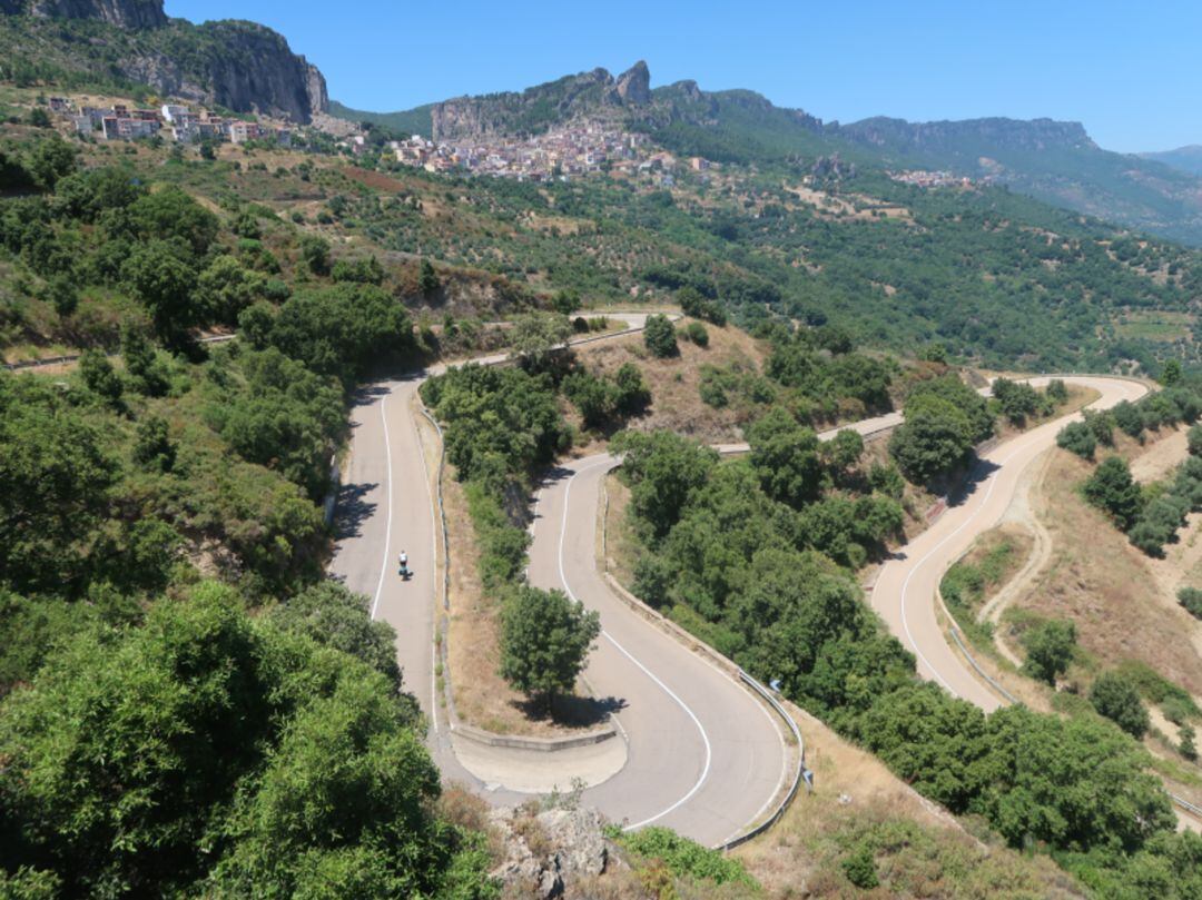 Cartel del audiovisual "La isla de los mil ojos. Viaje por Cerdeña en bicicleta"