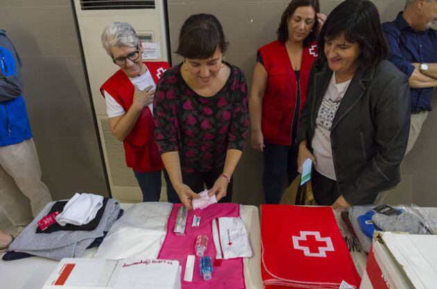 La concejala de Servicios Sociales, Isabel Lozano, presenta los paquetes con ropa, toallas, pijama, bolsa de aseo, etc. que se entrega a cada persona que llega a los albergues de València durante la Operación Frío