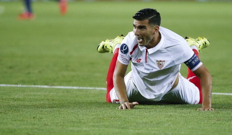 Sevilla's Jose Antonio Reyes reacts while lying on the pitch during the UEFA Super Cup soccer match against Barcelona at Boris Paichadze Dinamo Arena in Tbilisi, Georgia, August 11, 2015. REUTERS/David Mdzinarishvili 