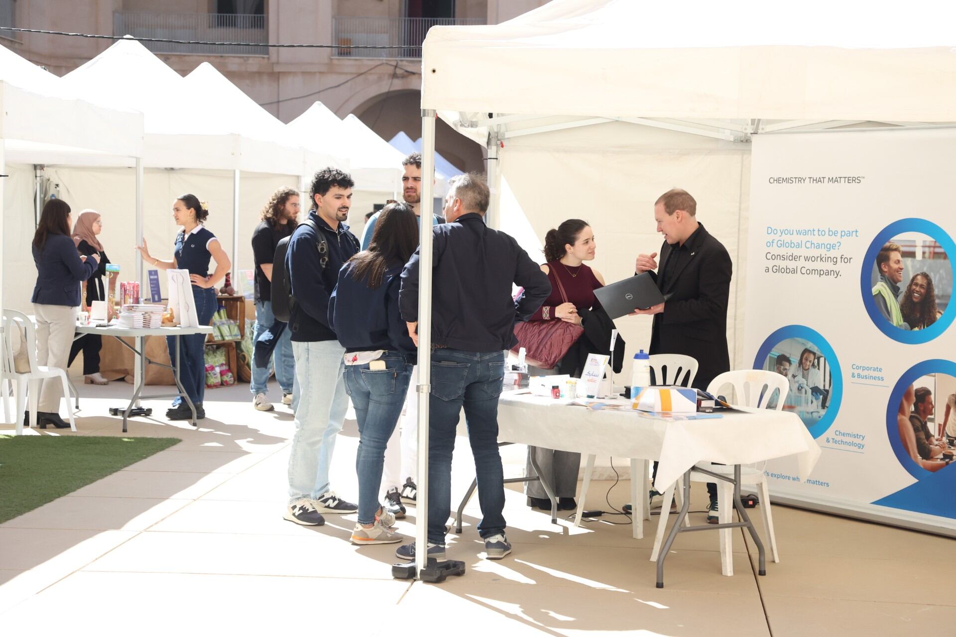 Empresas e instituciones remuneran el 68% de las prácticas de los estudiantes de la UPCT con una media de 505 euros