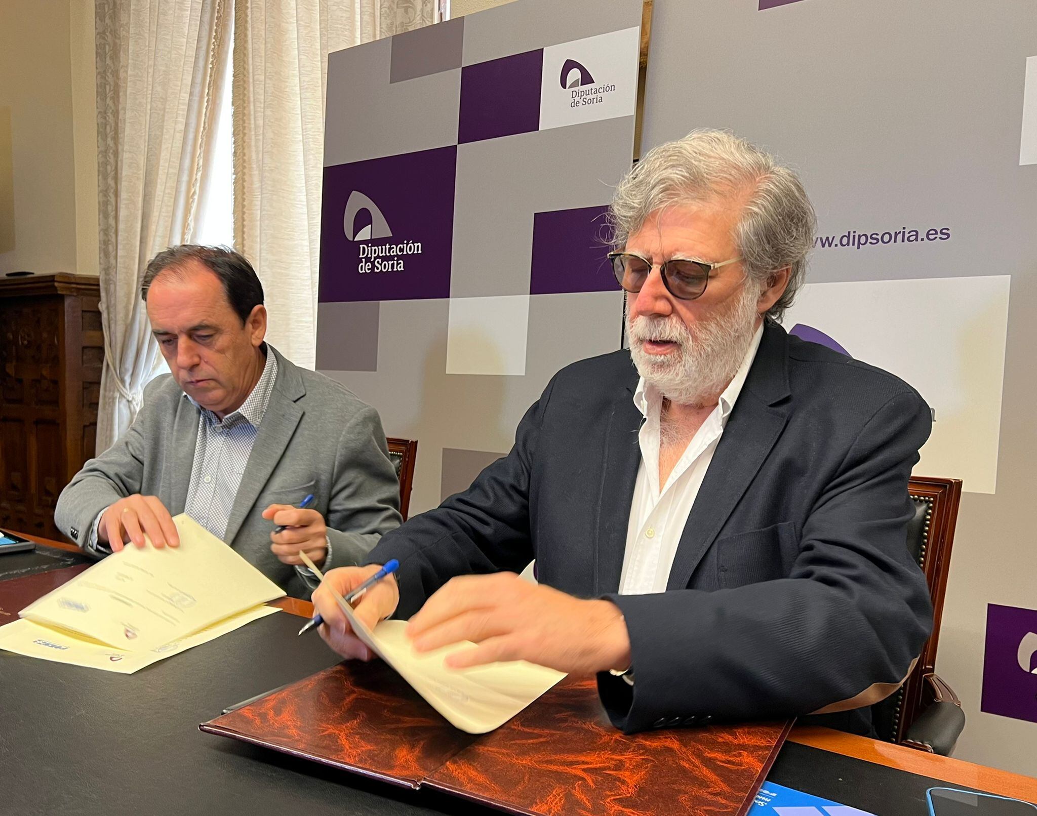 Benito Serrano y Santiago Aparicio, en la firma del convenio.