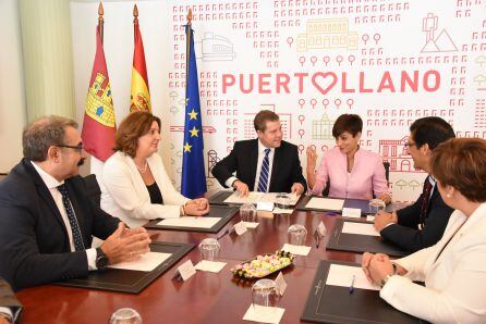 Emiliano García Page e Isabel Rodríguez presiden una reunión de trabajo en el Ayuntamiento de Puertollano