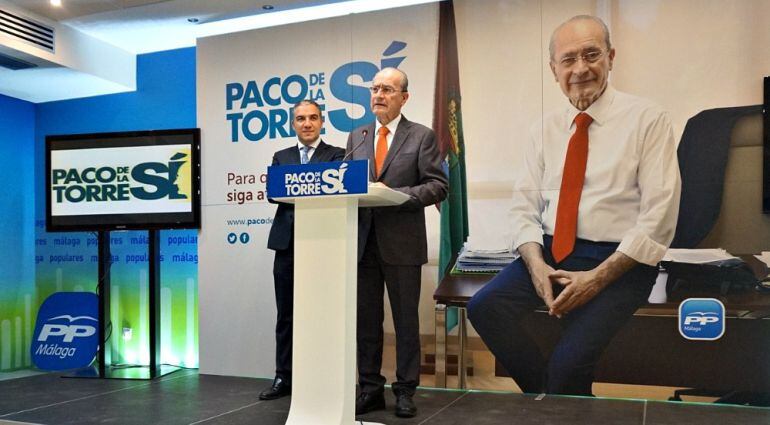 El alcalde de Málaga, Francisco de la Torre, durante la presentación de su candidatura junto al presidente del PP, Elías Bendodo