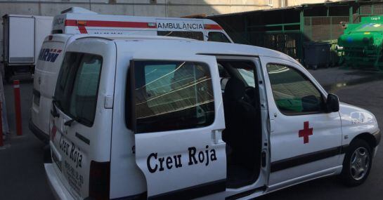 Éls vehicles de la Creu Roja, preparats a l'exterior de l'Hospital de Granollers