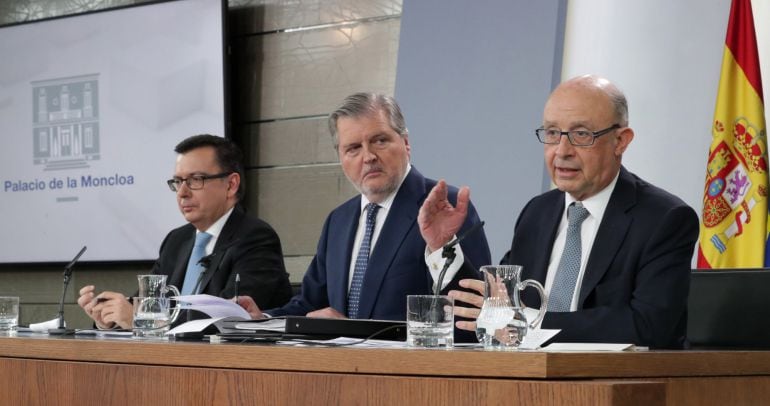 El ministro de Economía Román Escolano (i), El ministro Portavoz Iñigo Méndez de Vigo (c), y el ministro de Hacienda Cristóbal Montoro, durante la rueda de prensa posterior al Consejo de Ministros, celebrado en el Palacio de La Moncloa