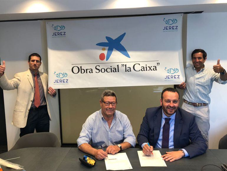 Imagen de la firma del convenio entre Caixabank y Jerez Natación Master