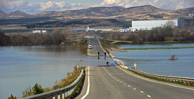 La carretera NA-5202 Fustiñana-Ribaforada (Navarra) anegada, continúa cortada tras la última crecida del Ebro.