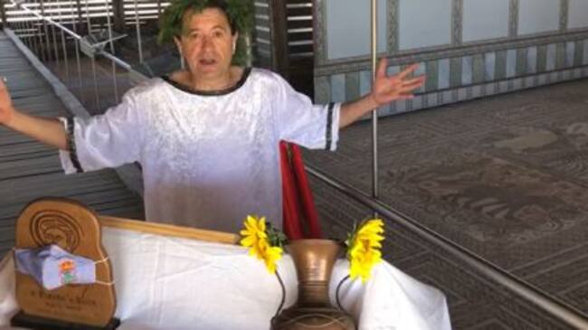 Baco, en ropa de andar por casa, graba el pregón junto a su mosaico