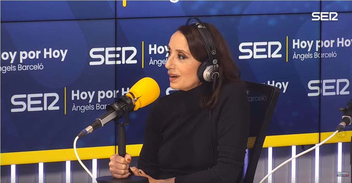 Luz Casal durante una entrevista en la Cadena SER