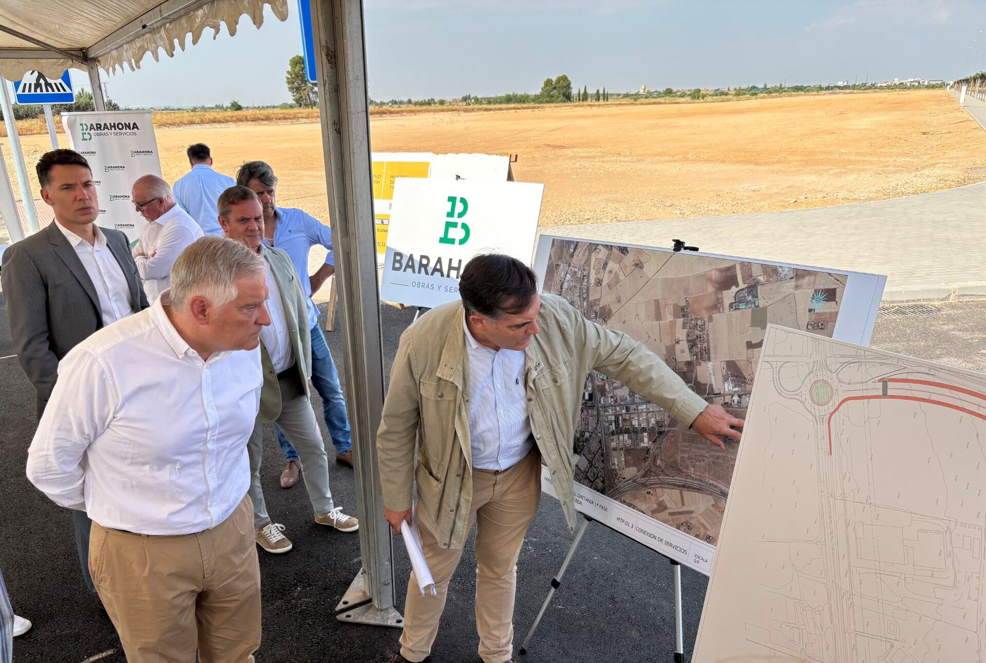 Francisco Cañizares, alcalde de Ciudad Real siguiendo las explicaciones del desarrollo empresarial en 'Oretania'