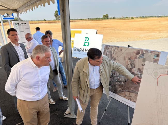 Francisco Cañizares, alcalde de Ciudad Real siguiendo las explicaciones del desarrollo empresarial en 'Oretania'