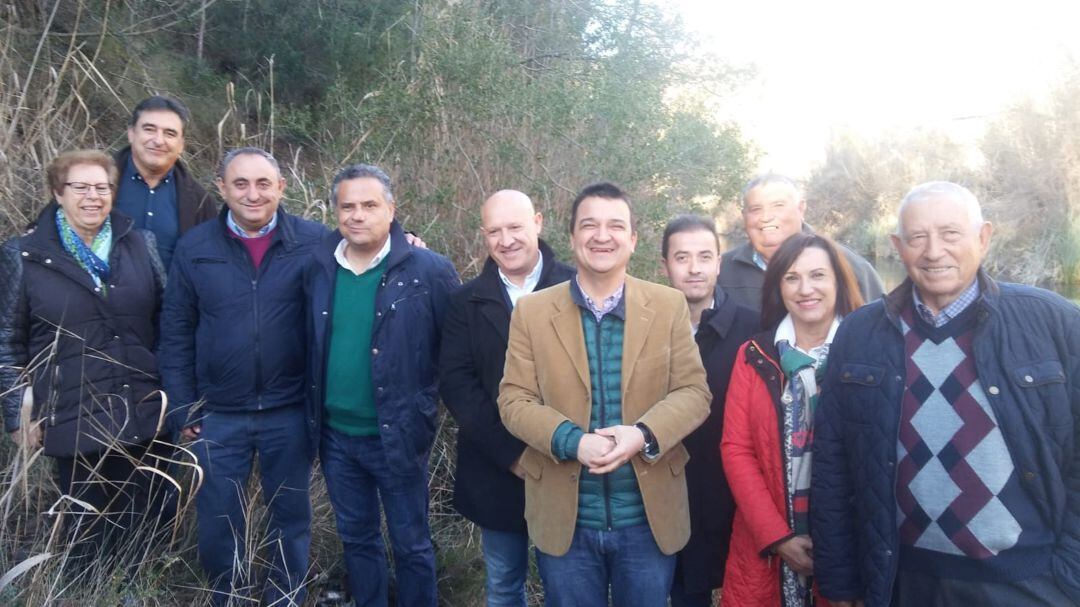 Francisco Martínez Arroyo junto a alcaldes de la Manchuela y pescadores de El Herrumblar. 