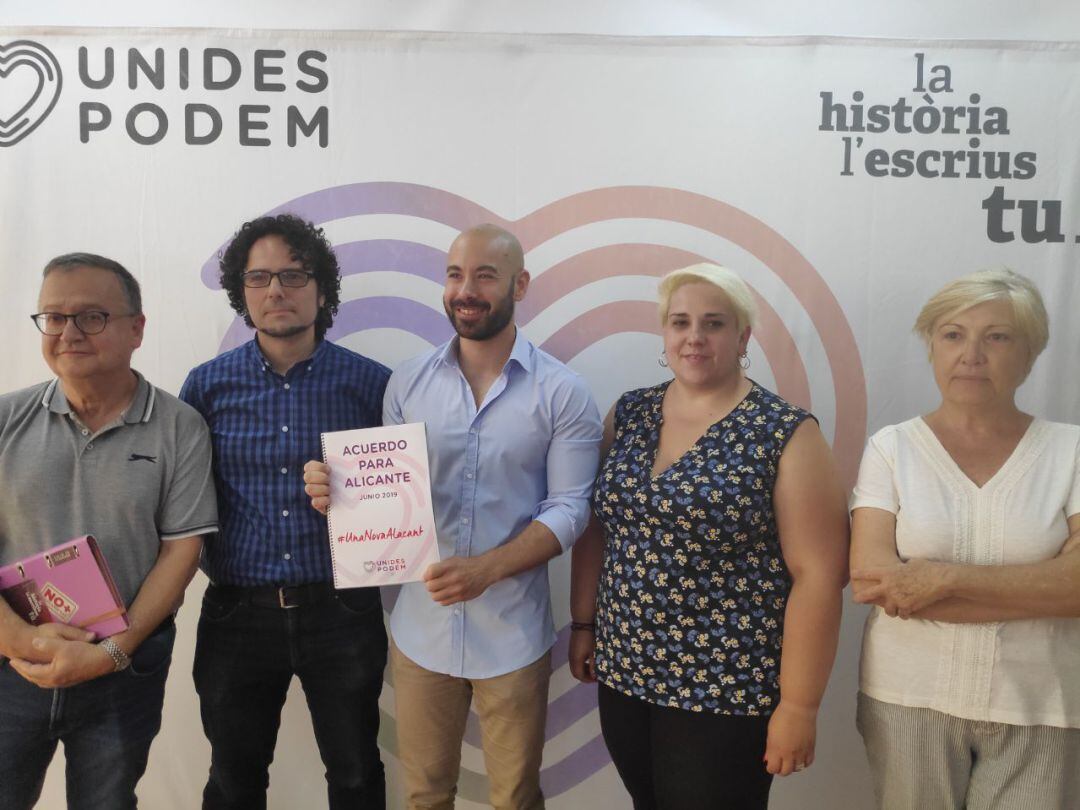 Xavier López junto con miembros de su candidatura y los coordinadores de Podemos y EU en la ciudad