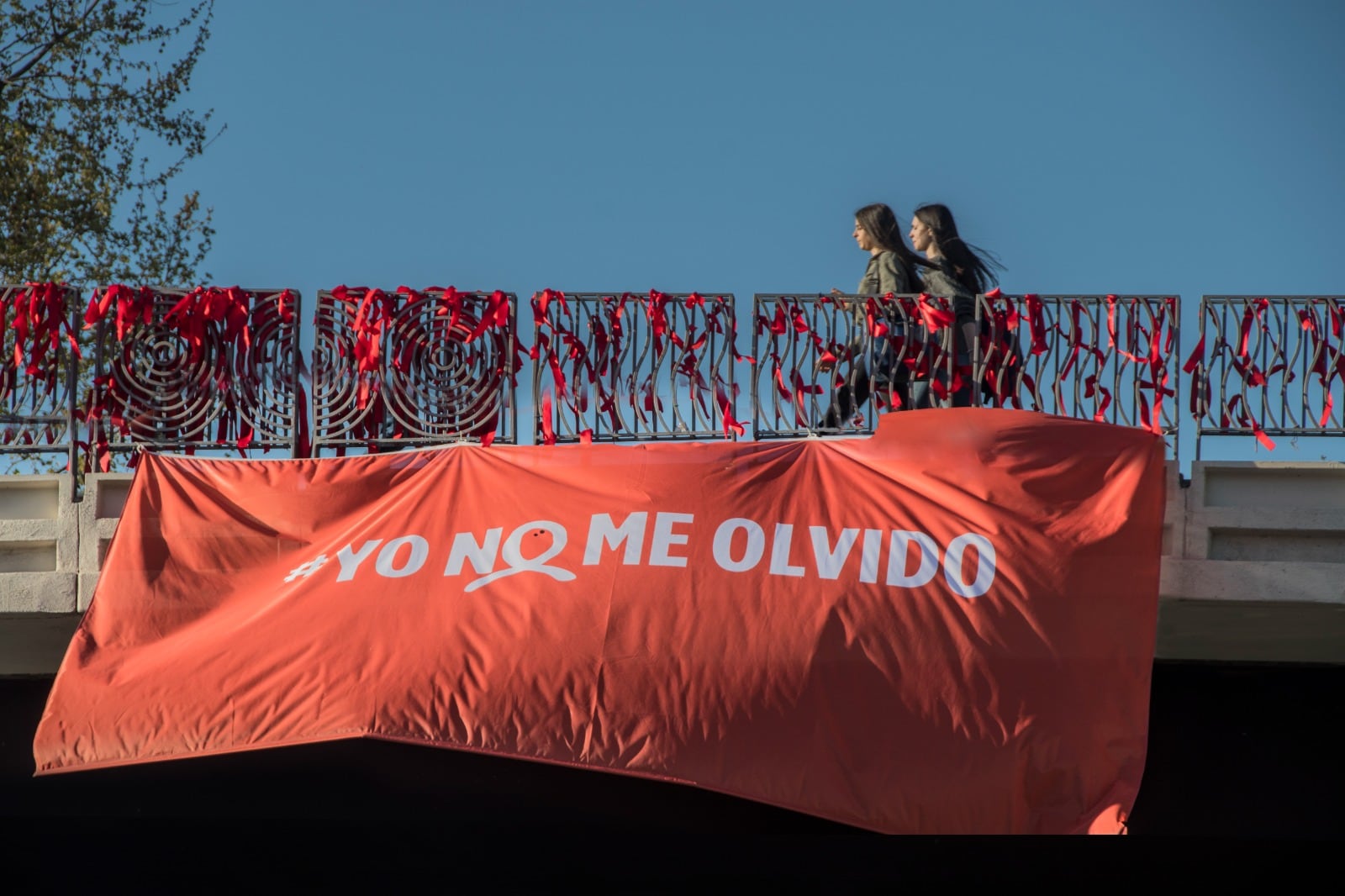 Pancarta de la campaña #yonomeolvido contra el estigma del VIHGatty