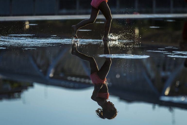 El agua de fuentes públicas mitiga el calor sofocante de estos días.