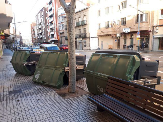 Contenedores volcados por el viento en la Avenida Castilla de Aranda