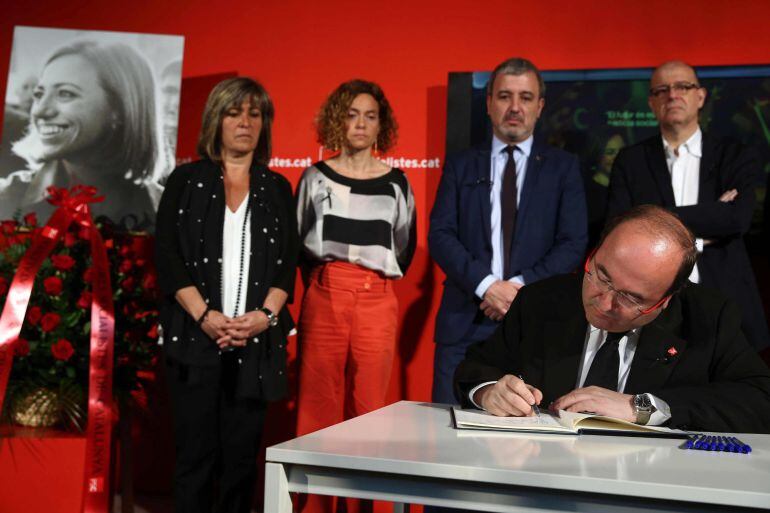 El primer secretario del PSC, Miquel Iceta, firma en el libro de condolencias instalado en la sede del PSC en Barcelona en memoria de la exministra socialista Carme Chacón, fallecida ayer a los 46 años, acompañado de los dirigentes del partido Núria Marín