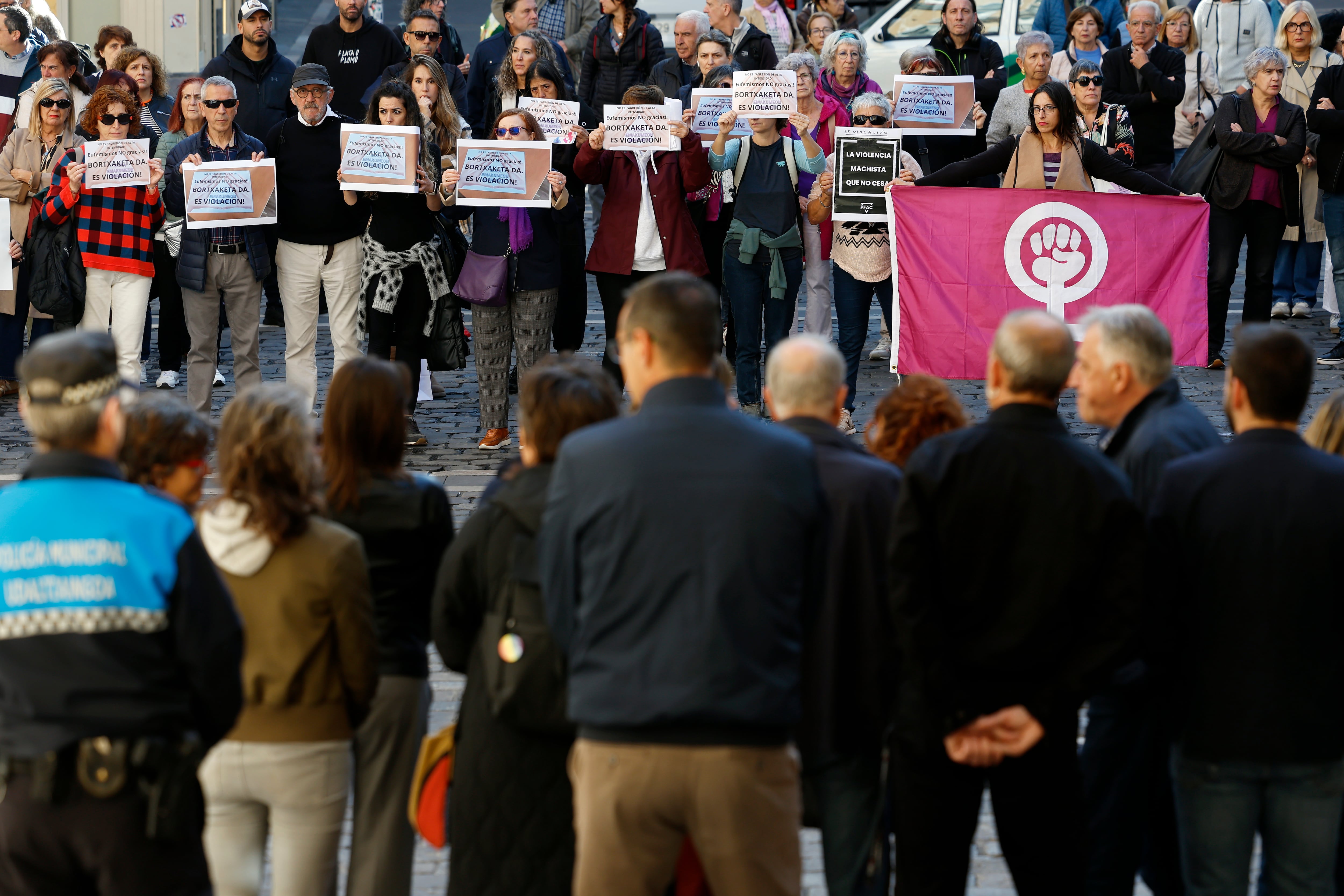 PAMPLONA, 30/10/2025.- Concejales del Ayuntamiento de Pamplona encabezados por el alcalde Josba Asiron (2d), durante la concentración convocada este jueves en repulsa por la agresión sexual sufrida por una mujer en el entorno de la carpa universitaria. EFE/Jesús Diges
