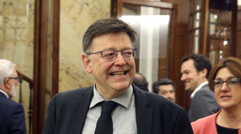 GRA434. MADRID, 26/05/2015.- El diputado socialista Ximo Puig, candidato a la presidencia de la Comunidad Valenciana, a su llegada esta tarde al pleno del Congreso.- EFE/J. J. Guillén