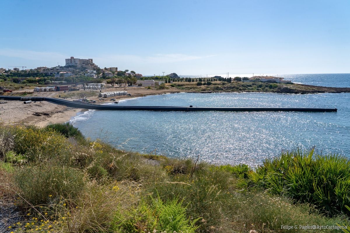 Obras de reparación del emisario que ha obligado al cierre temporal de Cala Reona