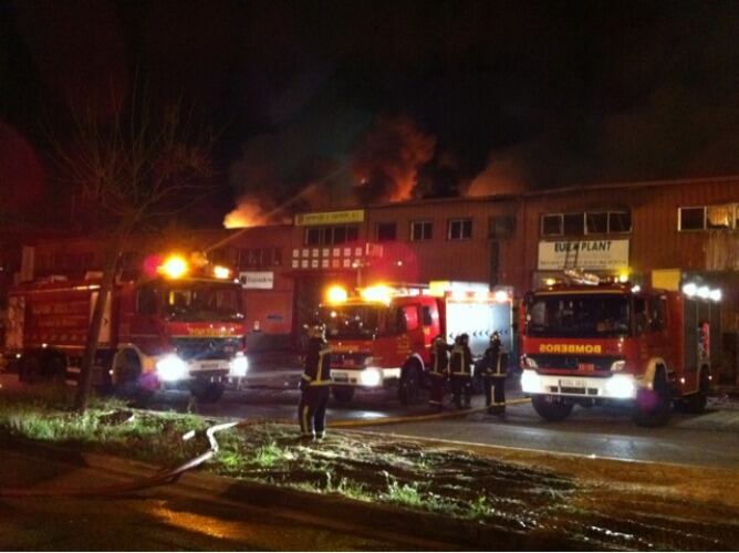 Imagen del incendio que está afectando al polígono industrial del norte, en San Sebastián de los Reyes, cerca de la A-1