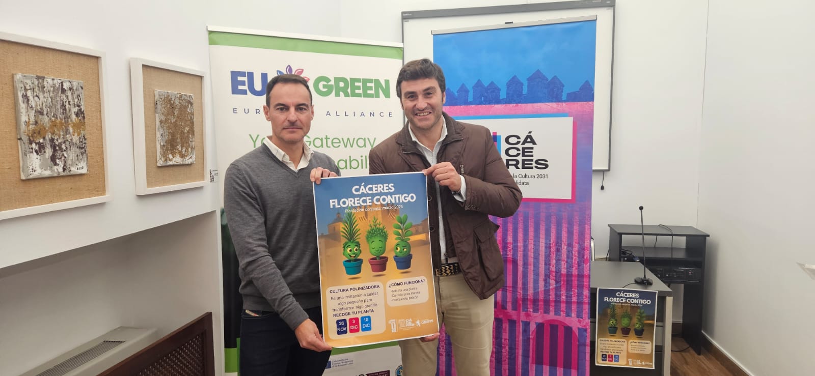 El profesor Jesús Díaz y el concejal de Cultura de Cáceres, Jorge Suárez, durante la presentación de &#039;Poliniza 2031&#039;