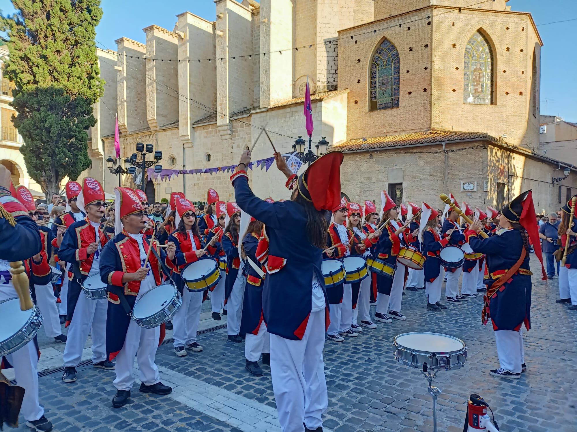 Concentración de las bandas del Tio de la Porra esta mañana en Gandia.