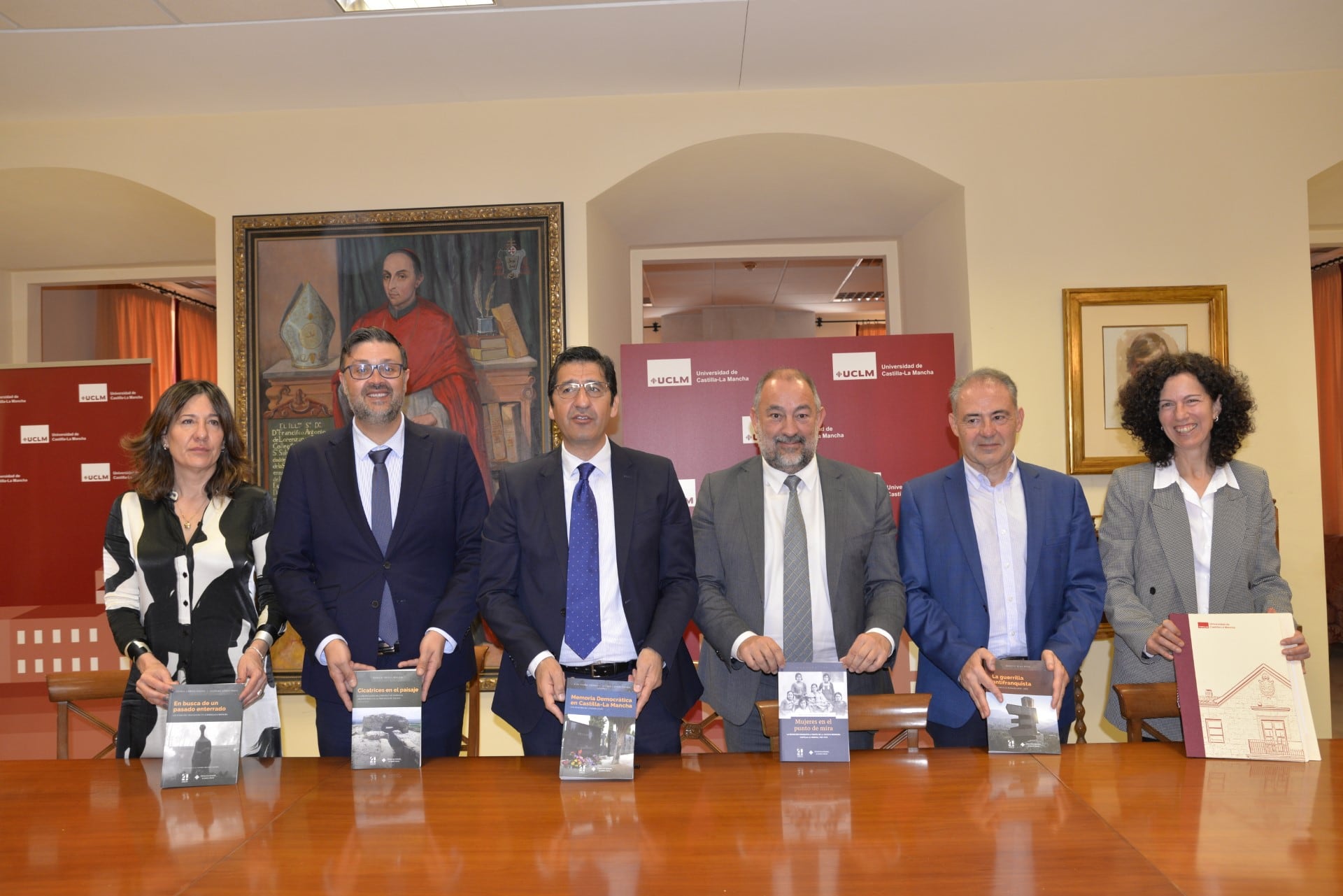 Jose Manuel Caballero, vicepresidente segundo de la Junta y Julián Garde, rector de la UCLM junto a otras autoridades académicas