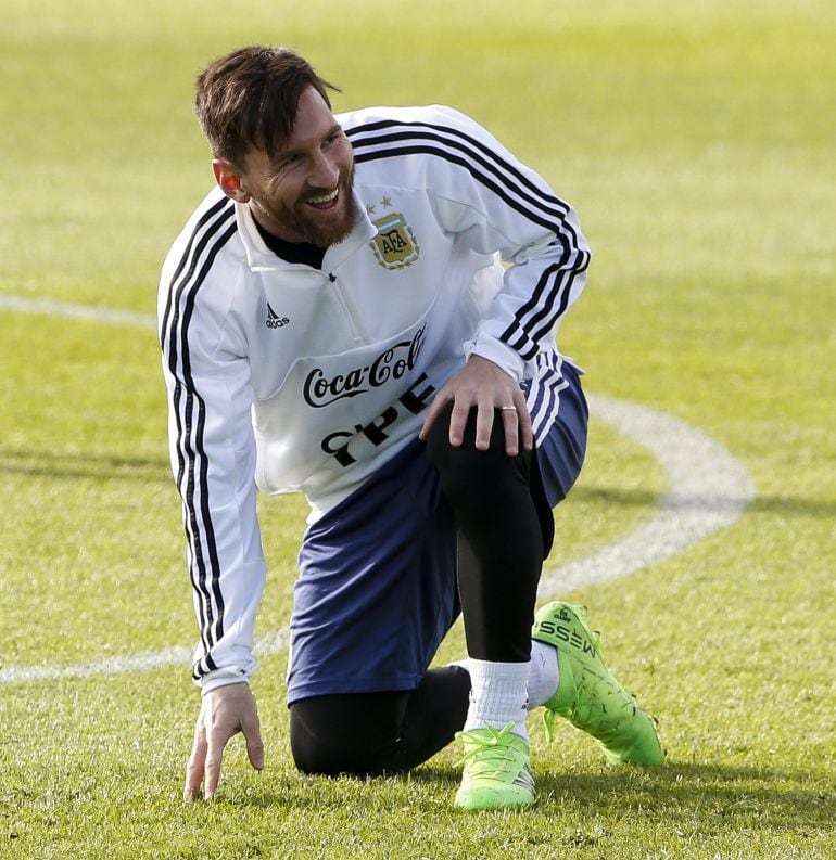 Messi ríe durante un entrenamiento con Argentina