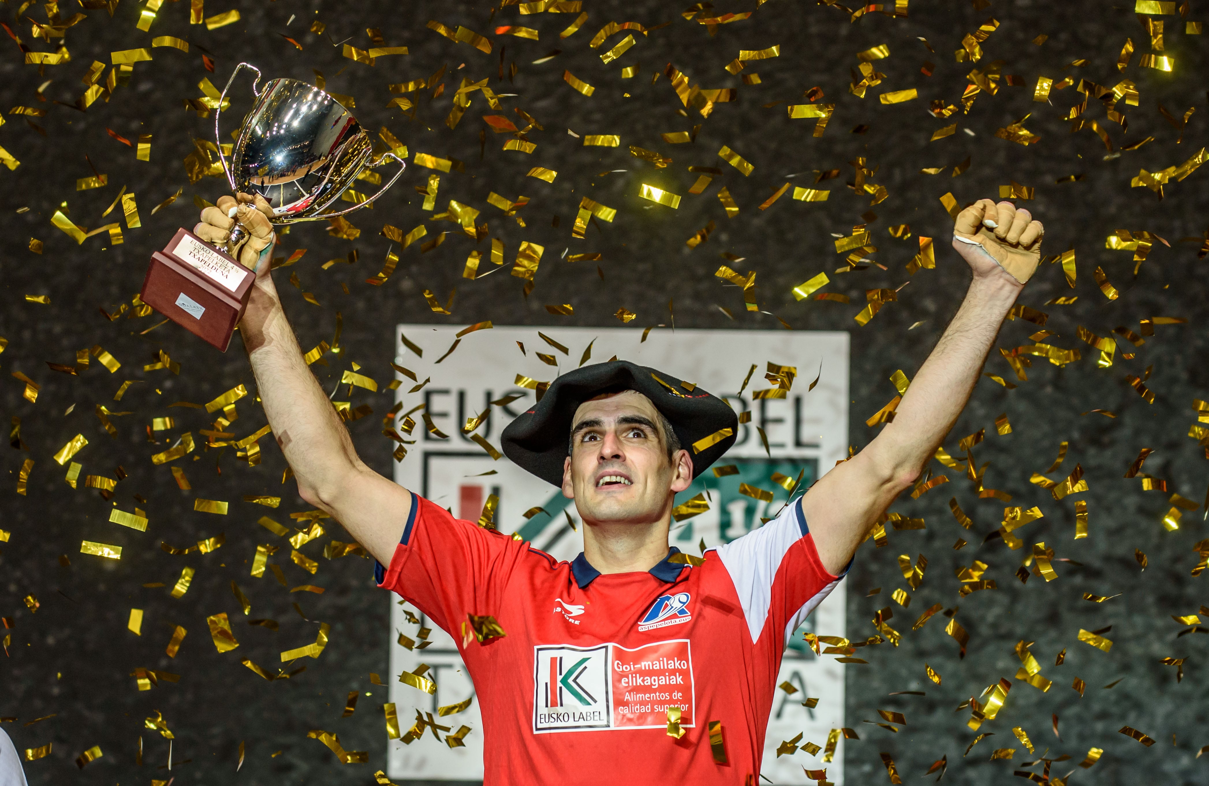 El navarro Joseba Ezkurdia celebrando la última txapela del Cuatro y Medio en Bilbao