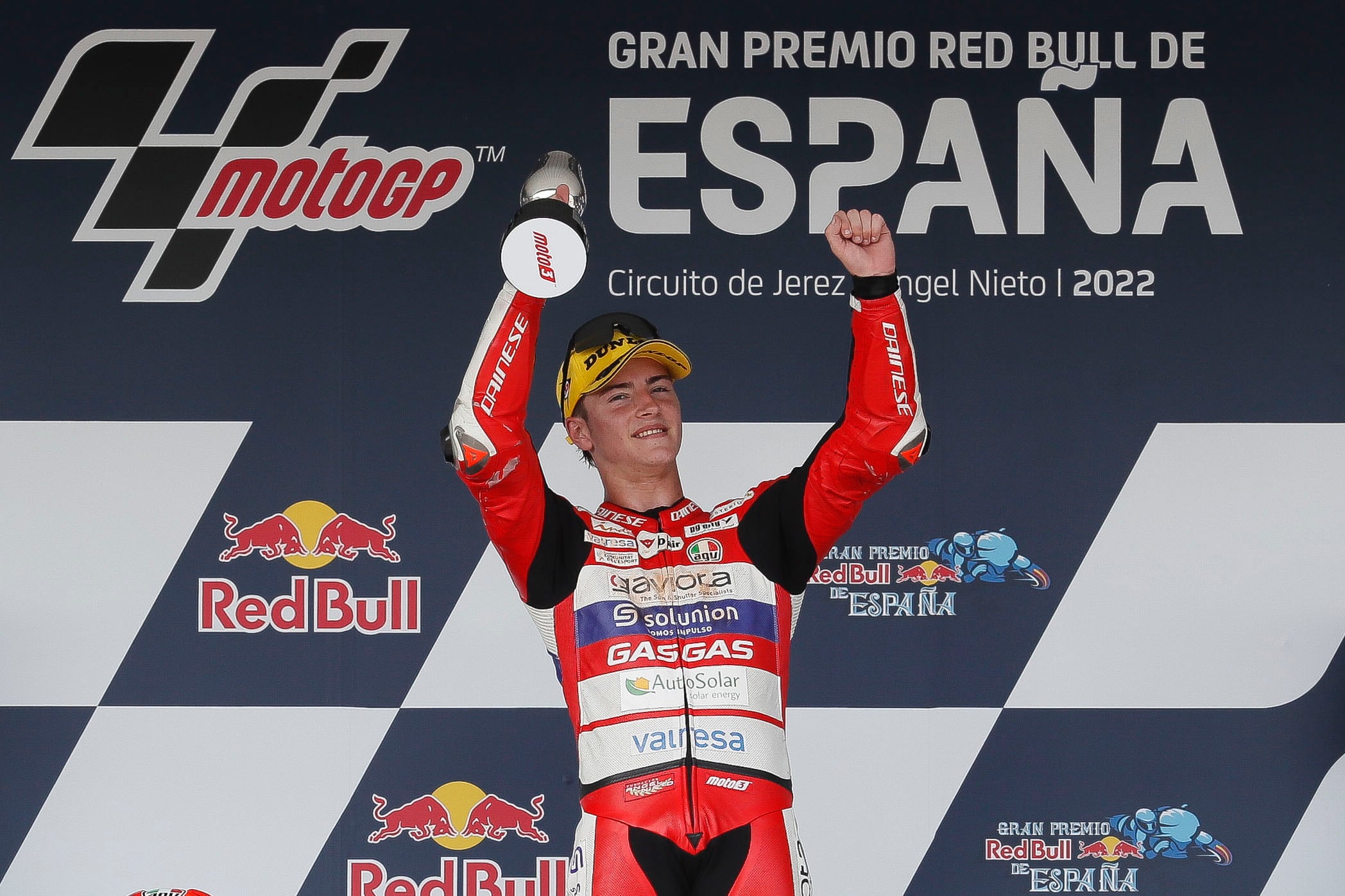 JEREZ (CÁDIZ), 01/05/2022.- El piloto español de Moto3 Izan Guevara (Aspar Team) celebra en el podio su victoria en el Gran Premio de España de Motociclismo, que se celebra este domingo en el circuito "Ángel Nieto" de Jerez de la Frontera (Cádiz). EFE/Roman Ríos