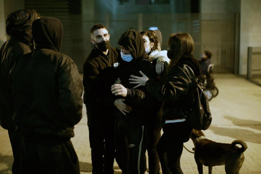 Uno de los detenidos anoche en València durante los altercados por las protestas por la detención e ingreso en prisión del rapero Pablo Hasél, sale en libertad con cargos del juzgado de guardia de la Ciudad de la Justicia..¡