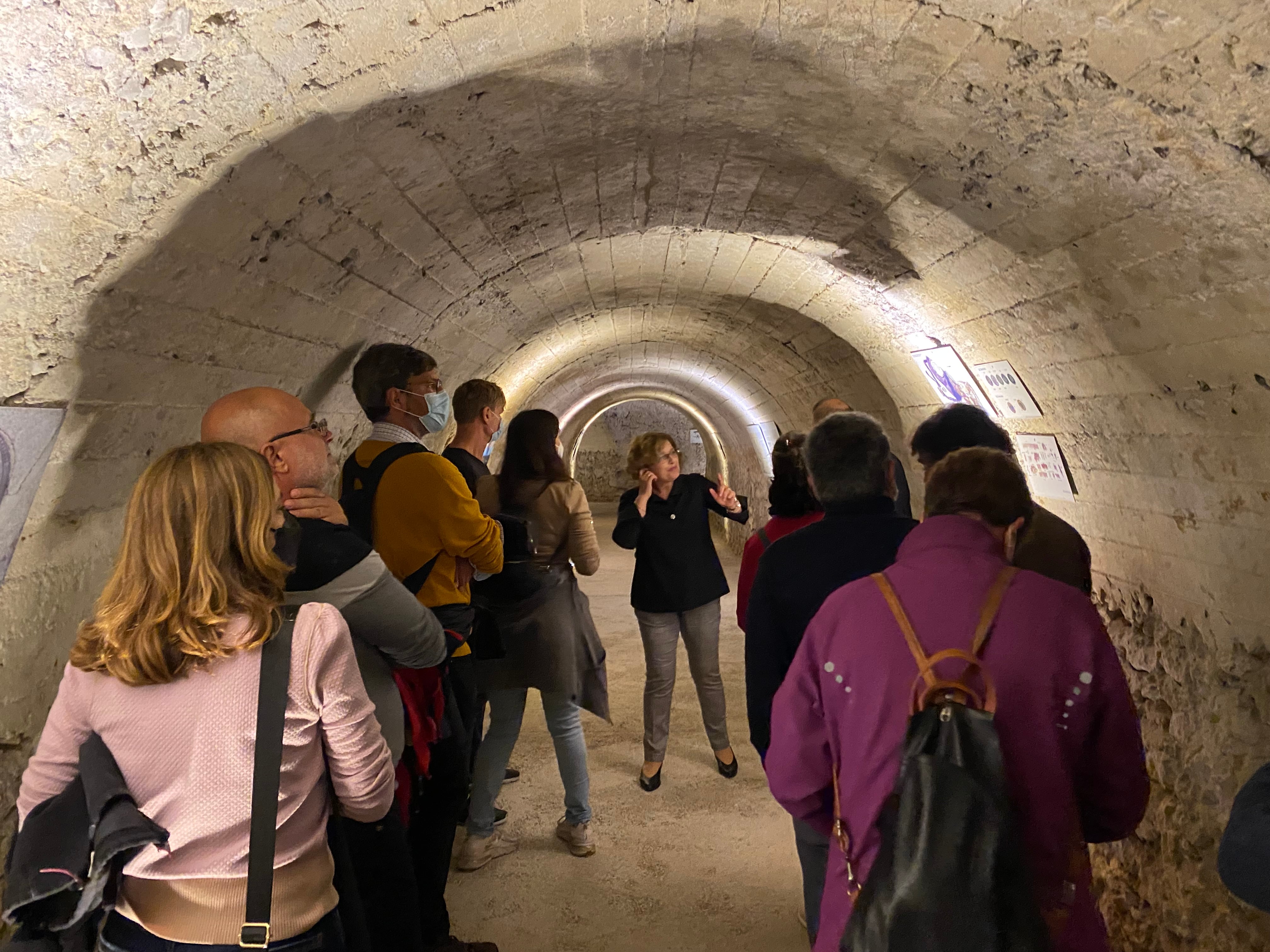 María Ángeles Arias, guia de la Oficina Municipal de Turismo de Cuenca, con un grupo de visitantes del refugio de la Guerra Civil de la C/ Calderón de la Barca.