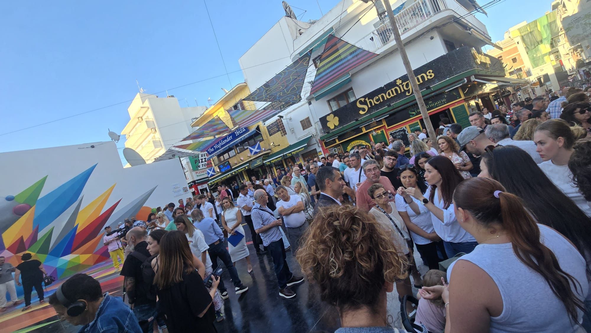 Usuarias de la escoleta interpelando al alcalde de Sant Antoni