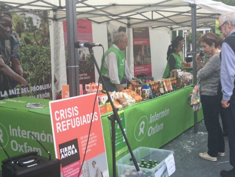 El stand que Intermón Oxfam ha montado en San Sebastián para celebrar una jornada reivindicativa y festiva  