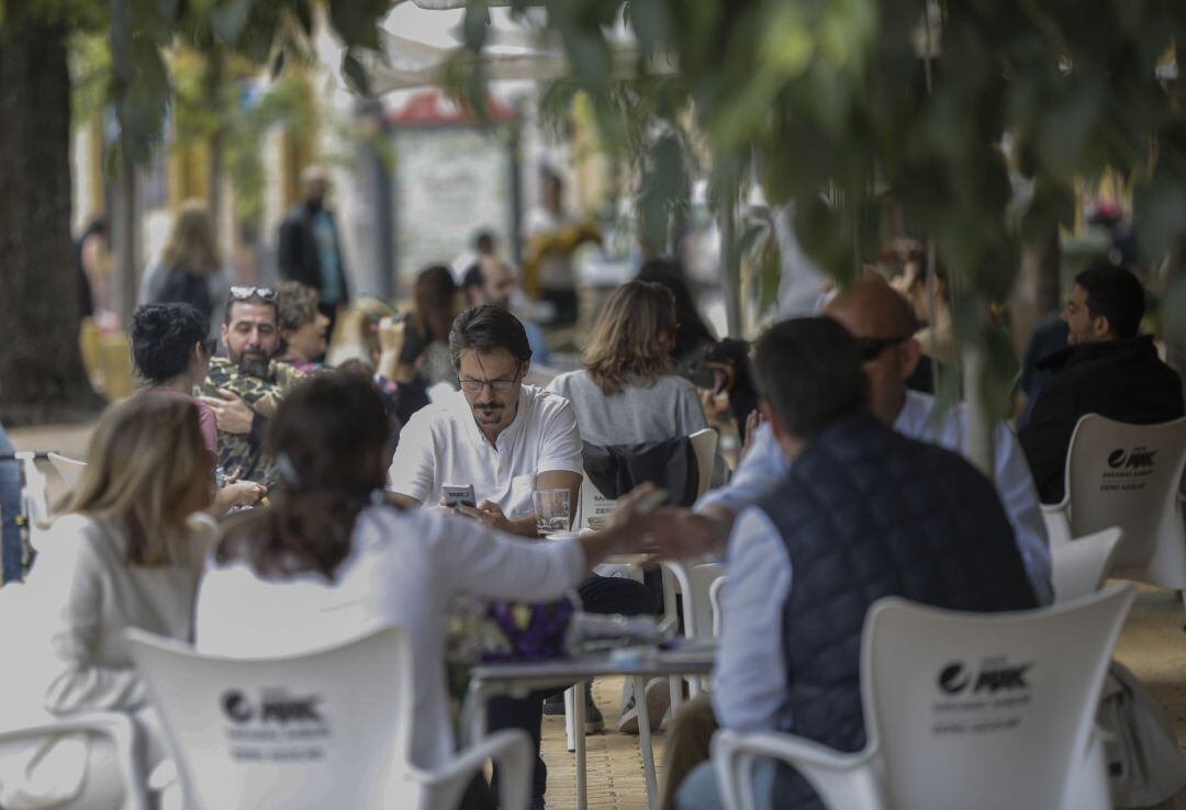 Afluencia de clientes en un bar de Sevilla