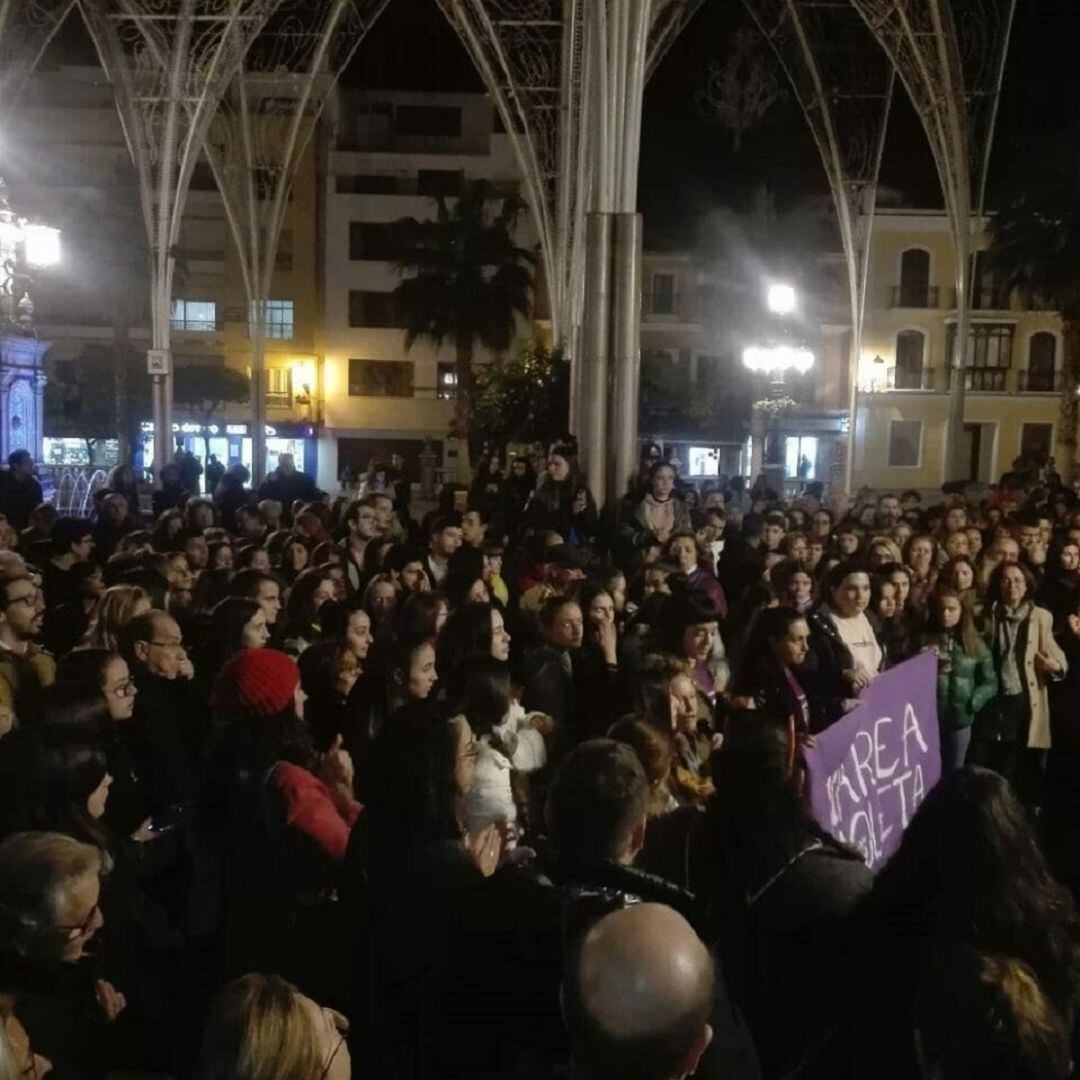 Concentración de "Marea Violeta" en la Plaza Alta de Algeciras