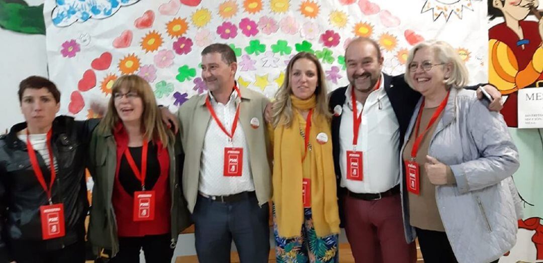 La candidata del PSOE en Sigüenza, Mª Jesús Merino (cuarta por la izquierda) junto a otros integrantes de su lista.