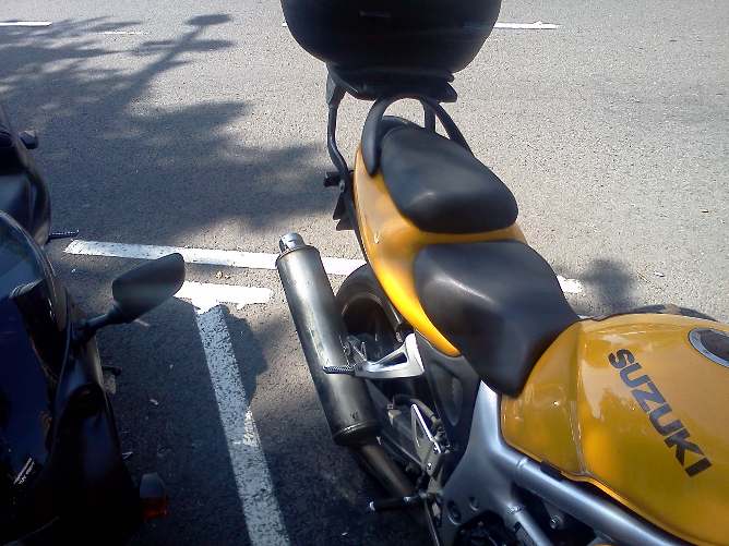 Detall d&#039;una moto aparcada al Passeig de Gràcia de Barcelona