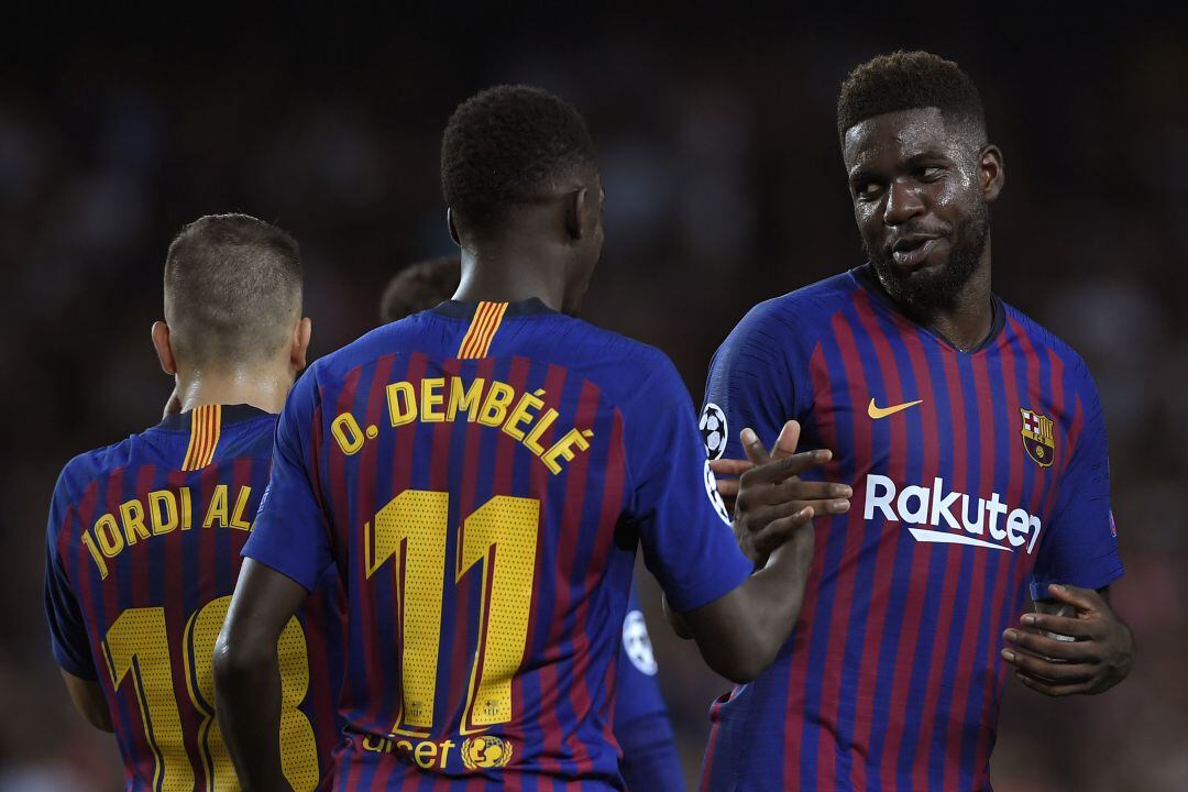 Umtiti felicita a Dembélé tras un gol al PSV en la Champions.