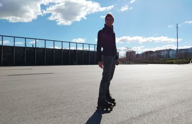 Gustavo Stoop, presidente de la Asociación de Patinadores de Madrid, en la pista de Matadero. 