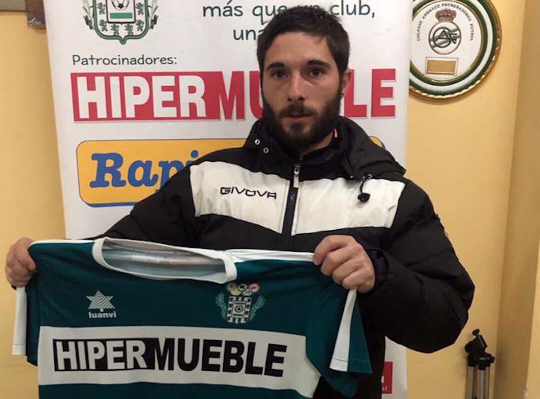 Samuel Molina con la camiseta del Úbeda Viva