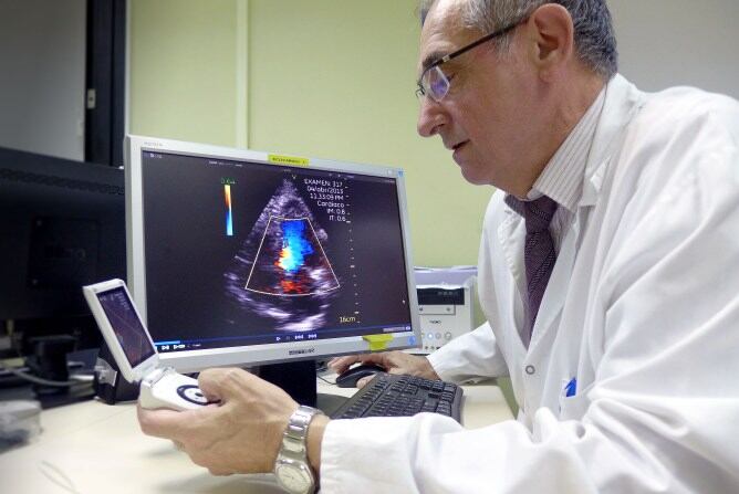 Una imatge de l'aparell de butxaca per fer ecocardiografies