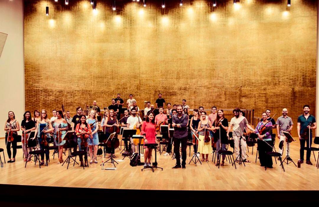 La diputada Julia Parra y el director Josep Vicent junto a los músicos del ADDA Sinfónica