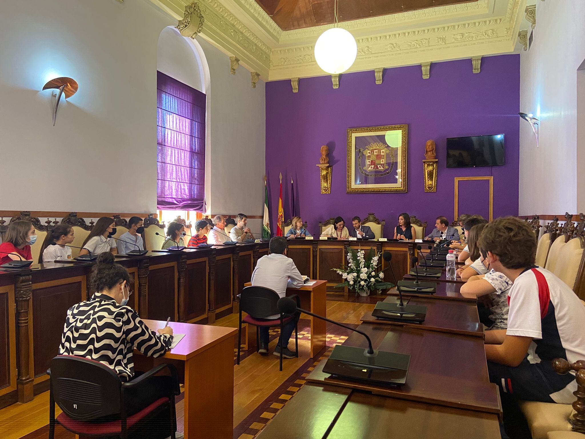 Niños y niñas en el salón de plenos del Ayuntamiento de Jaén.