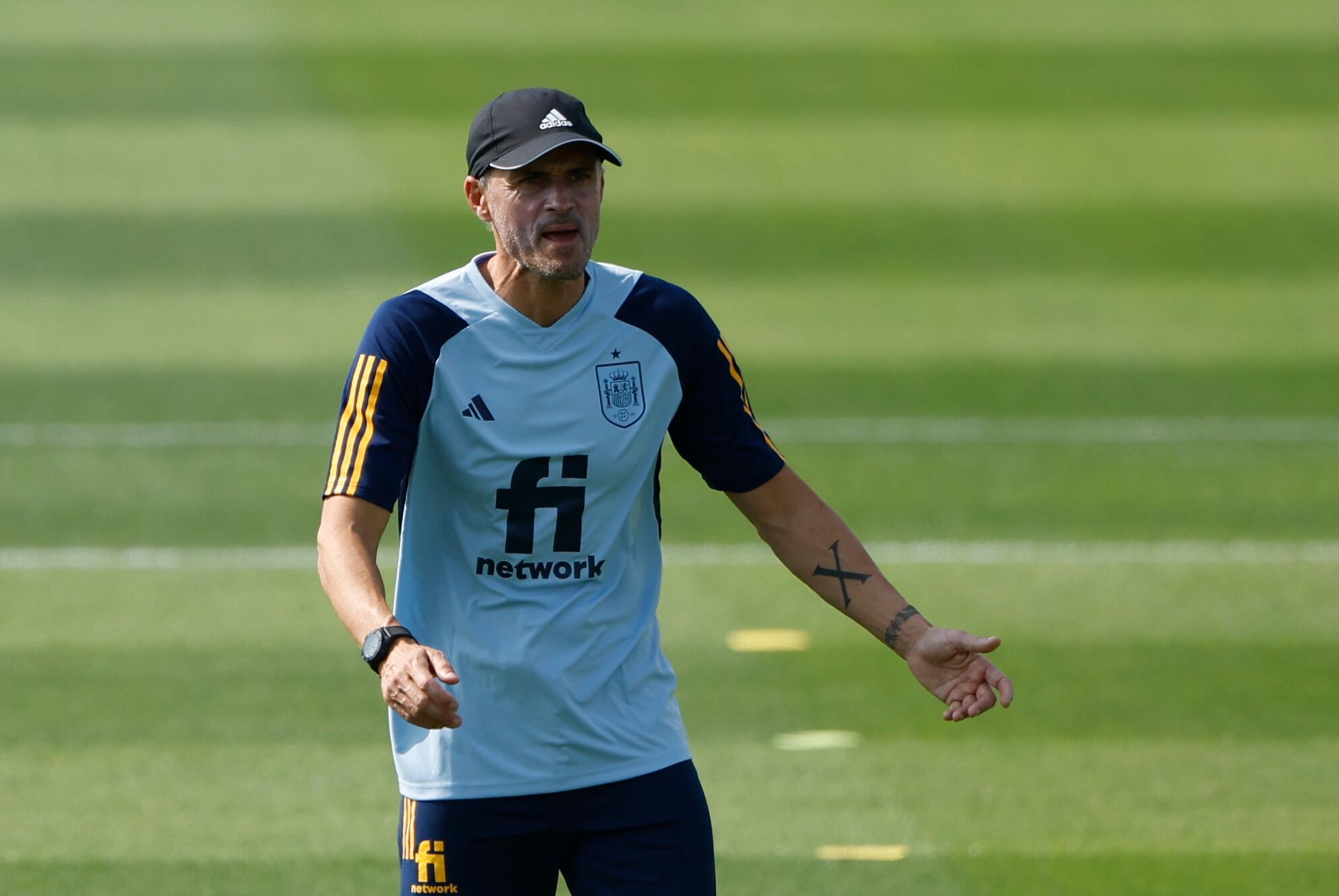 DOHA, 19/11/2022.- El entrenador de la selección española de fútbol, Luis Enrique, durante el entrenamiento celebrado este sábado en la Universidad de Catar, campo base del combinado español en Doha, Catar. EFE/JuanJo Martín
