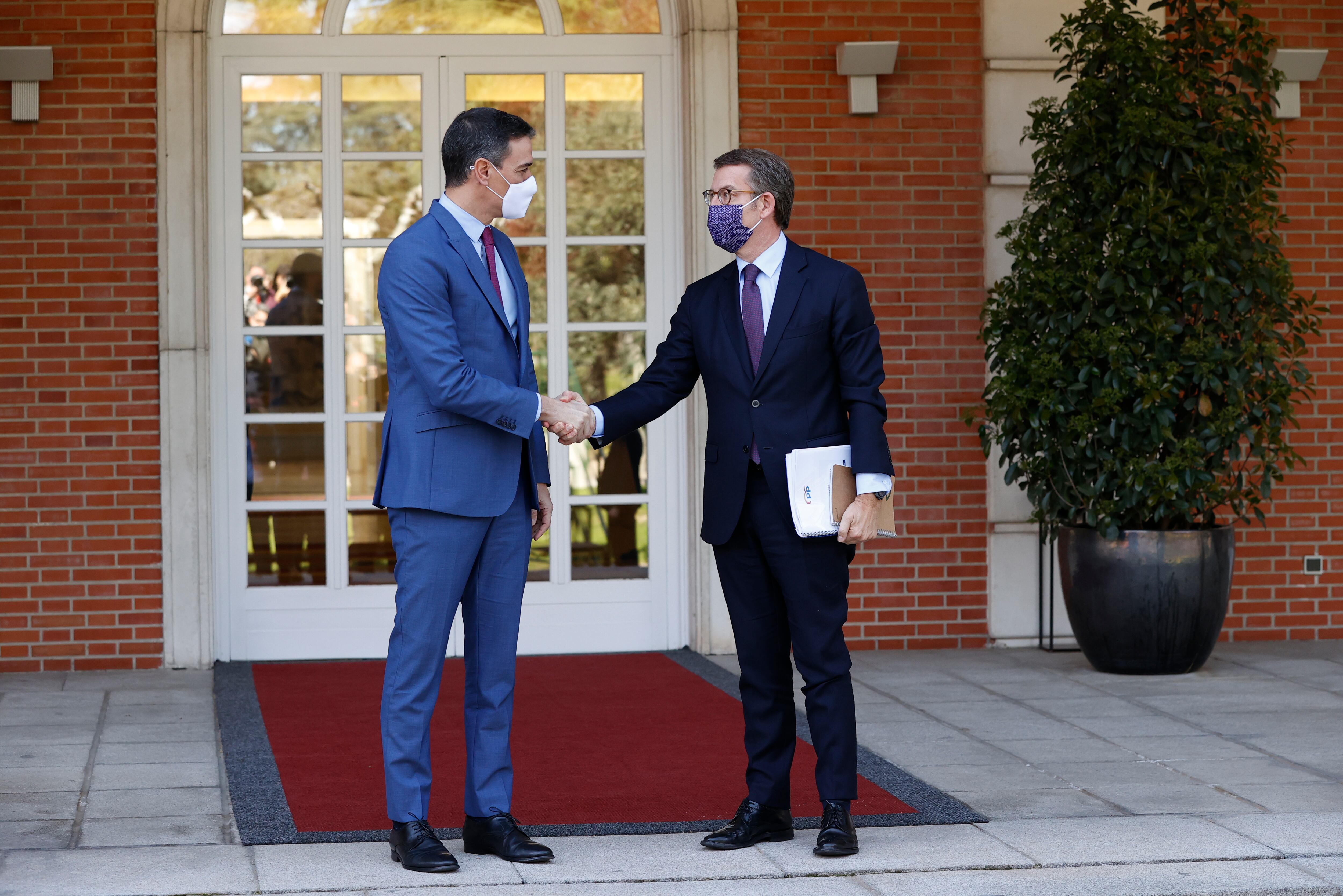 El presidente del Gobierno, Pedro Sánchez, recibe al nuevo líder del PP, Alberto Núñez Feijóo, este jueves en el Palacio de la Moncloa en Madrid.