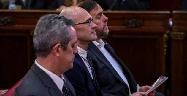 Romeva entre Forn y Junqueras durante el juicio