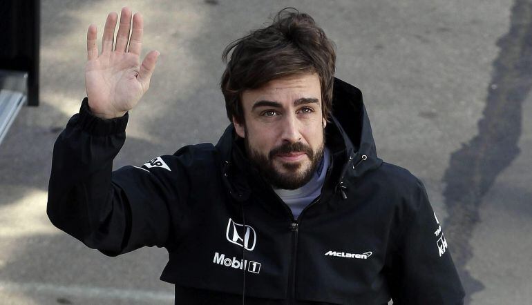 GRA291. MONTMELO (BARCELONA), 20/02/2015.- El piloto español de McLaren, Fernando Alonso, saluda a sus seguidores durante la segunda tanda de entrenamientos de la pretemporada de la Fórmula Uno, que se están celebrando en el Circuito de Cataluña, en Montm