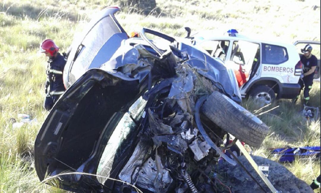 Imagen del estado en el que quedó el vehículo tras caer por un desnivel y chocar contra una piedra